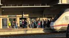 Imagen de los viajeros que fueron transbordados ayer a otro tren en Pontevedra