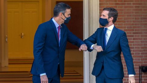 El presidente del Gobierno, Pedro Sánchez, y el líder del PP, Pablo Casado, se saludan con el codo antes de una reunión en la Moncloa  el pasado mes de septiembre
