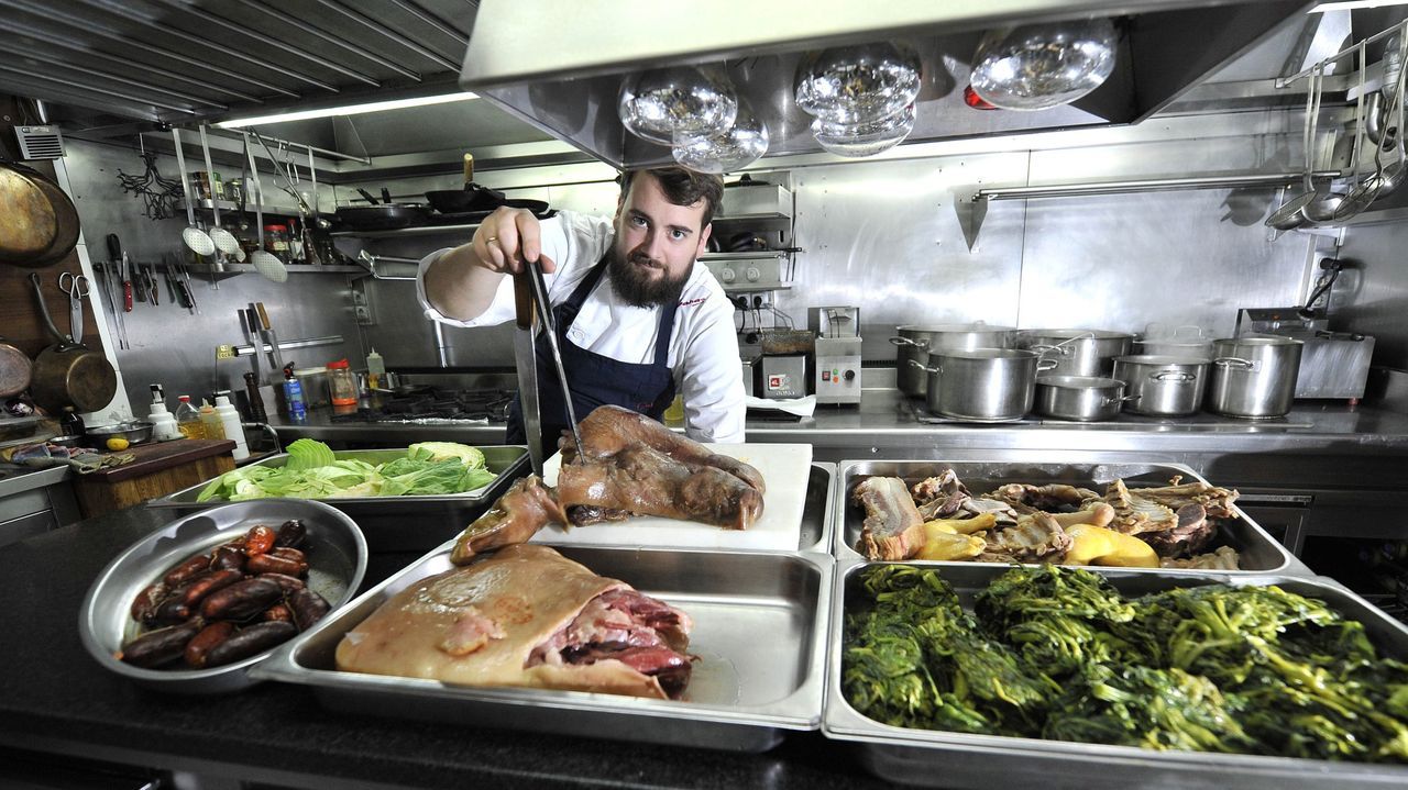 Joyas inmobiliarias con precios por encima del mercado.Jos� Linares, suscriptor de La Voz que lleva recibiendo el peri�dico en Navarra desde hace 53 a�os, junto a su mujer Mari Paz Banzo