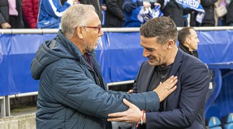 Luis Carrin saluda a Miguel lvarez antes del Oviedo-Villarreal B