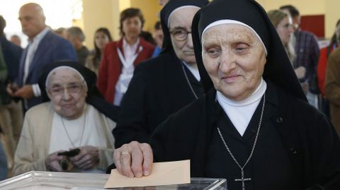 Una religiosa ejerce su derecho al voto en un colegio electoral de Aravaca, en Madrid.