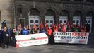 Protesta de la plataforma de prisiones ante el Teatro Campoamor