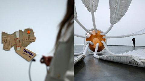 Obra de la serie de los pjaros de cartn (1971) de Robert Rauschenberg y pieza colgante Volante suave, que Claes Oldenburg concibi en 1995 en colaboracin con su esposa, la escultora Coosje van Bruggen.