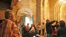 Turistas en el interior de la iglesia de romnica de San Miguel de Eir, en Pantn
