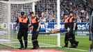 Chris Ramos abandona el terreno de juego del Carlos Tartiere en camilla