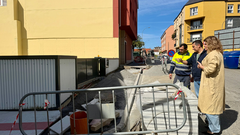 La alcaldesa de Nar�n en la visita a las obras en Xuvia.