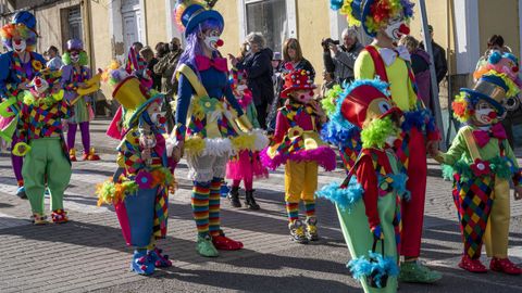Una serpiente multicolor de disfraces despide el Carnaval en Ayamonte