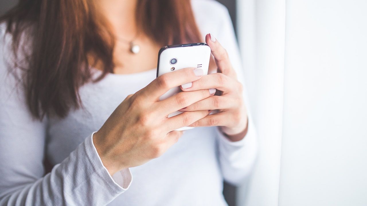 Los operarios montando las persianas de Sarria que se accionar�n desde Le�n