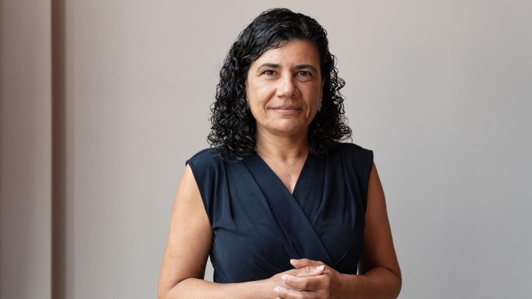 Ana Losada, presidenta de la Asamblea por una Escuela Bilingüe en Cataluña: «Illa se porta como un nacionalista lingüístico»