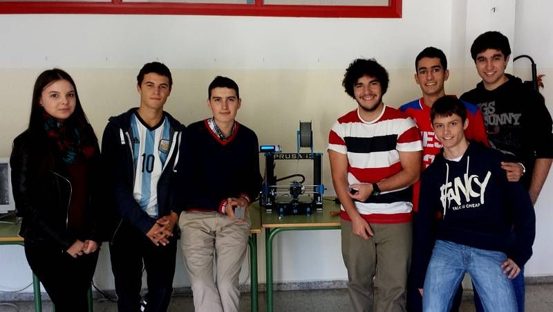 Carles Puyol, primero en la tercera fila por la izquierda, y David P�ez, segundo en la primera por la izquierda en el curso de directores deportivos que se celebra en la sede de la federaci�n en Las Rozas