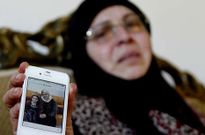 Una libanesa muestra la foto de dos familiares que viajaban en el avin accidentado. 