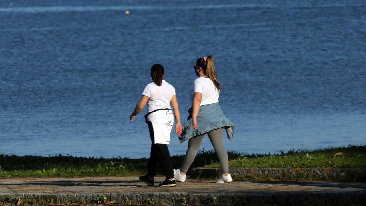 Imagen de la playa de Cab&iacute;o en A Pobra, concello que lleva cuatro semanas sin ning&uacute;n positivo