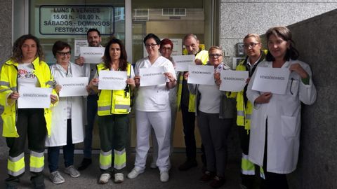 Concentracin de profesionales en Vigo en contra de la suspensin de la huelga en atencin primaria