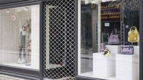 Los escaparates llevan con las persianas bajadas en Ourense desde mediados de marzo