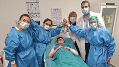 Adri�n Soto junto al equipo m�dico que le atendi� el pasado lunes.