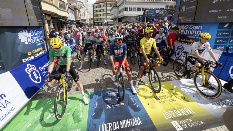 Espectáculo ciclista en Carballo con la tercera etapa de O Gran Camiño