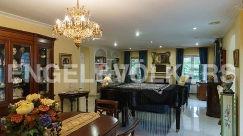 TEO (1.350.000 euros). Gran vivienda con una finca de 10.000 metros cuadrados. Cuenta con seis dormitorios, cuatro baos, piscina y jardn. 