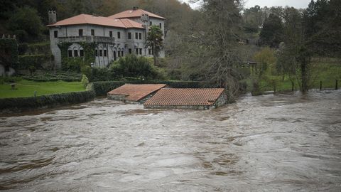 Crecida del ro Tambre a su paso por Ponte Maceira en Negreira. 