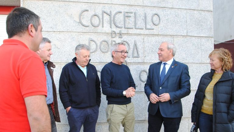 En la presentación como candidato de Adolfo Rubio (en el centro, con gafas) participó el secretario provincial del PSdeG-PSOE, José Tomé (a su derecha)