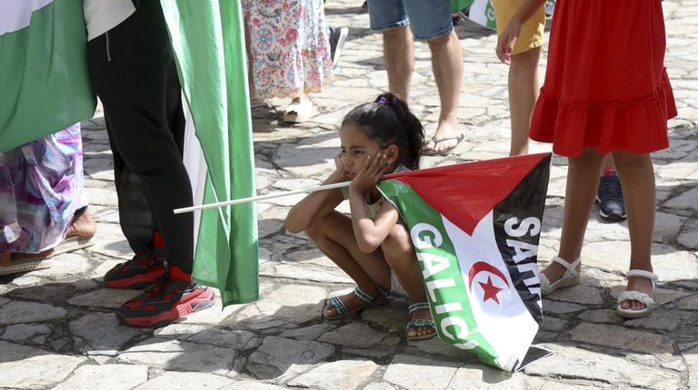 Imaxe da recepción en Santiago aos nenos e familias saharauis do programa Vacacións en Paz do ano 2022