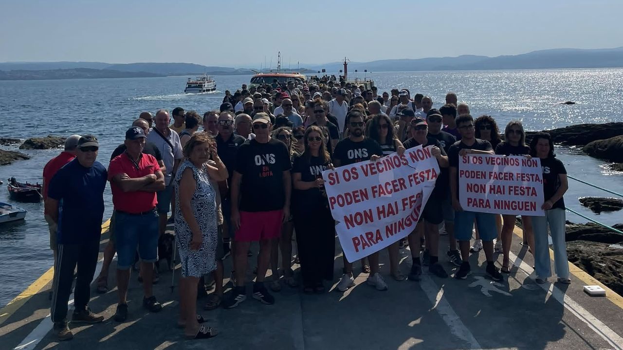 Protesta de vecinos de Ons, este domingo, con la llegada de los primeros barcos a la isla
