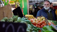 El cocinero Jos Andrs , que se encuentra en Valncia para participar en la Feria Gastrnoma 2019 , ha visitado hoy el Mercado Central de la ciudad
