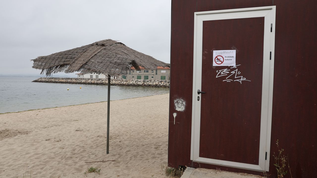 Unos carteles advert�an ayer de la prohibici�n de ba�arse en O Preguntoiro