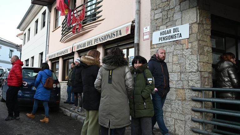 De la euforia al caos por el gordo en Villamanín: el pueblo que vendió más décimos de los que tenía llega a un frágil acuerdo