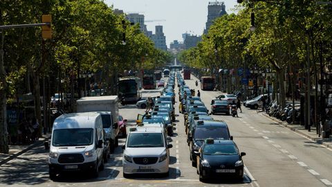 Los taxistas de Barcelona mantienen las concentraciones de protesta en el centro de la ciudad. 