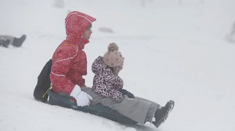 Una familia disfrutando de la nieve.
