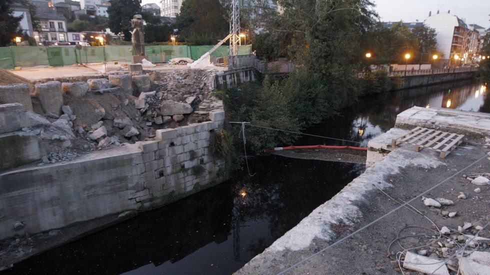 B�scate en el desfile de comparsas de Monforte.El delantero larach�s Miguel Taibo intenta el remate entre varios rivales. 