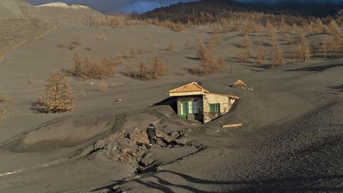 18 de diciembre. Una casa cubierta de ceniza, en la zona de exclusión próxima al volcán de Cumbre Vieja. 