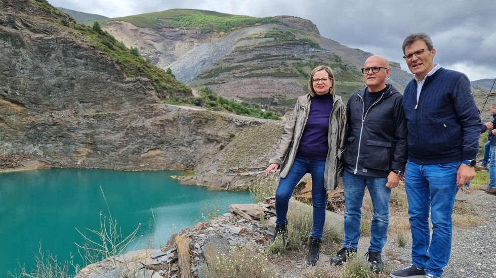 Mara del Carmen Gonzlez, Jos Manuel Baltar y Vctor Cobo, en uno de los lagos artificiales de Casaio, en Carballeda de Valdeorras