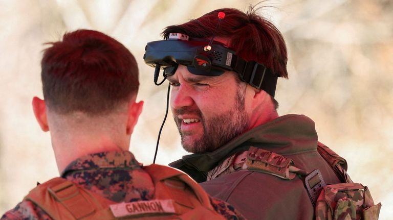 El vicepresidente de EE. UU., J. D. Vance, usa auriculares para una demostración de drones durante una visita a la Base del Cuerpo de Marines de Quantico en Quantico, Virginia.