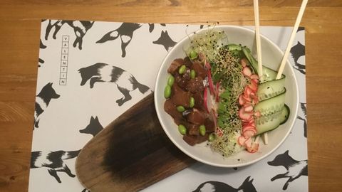 La versión clásica de El Valentín lleva arroz, atún marinado con soja, miel y sésamo, edamame, rabanitos, aguacate y mayonesa de wasabi.
