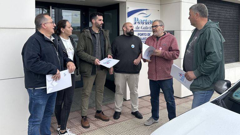 <span lang="gl">Representantes do BNG presentaron a moción este venres diante das oficinas de Portos de Galicia en Burela</span>