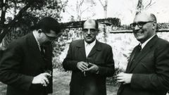 Juan Antonio Bardem, Luis Buuel e Carlos Velo, en amigable conversa.