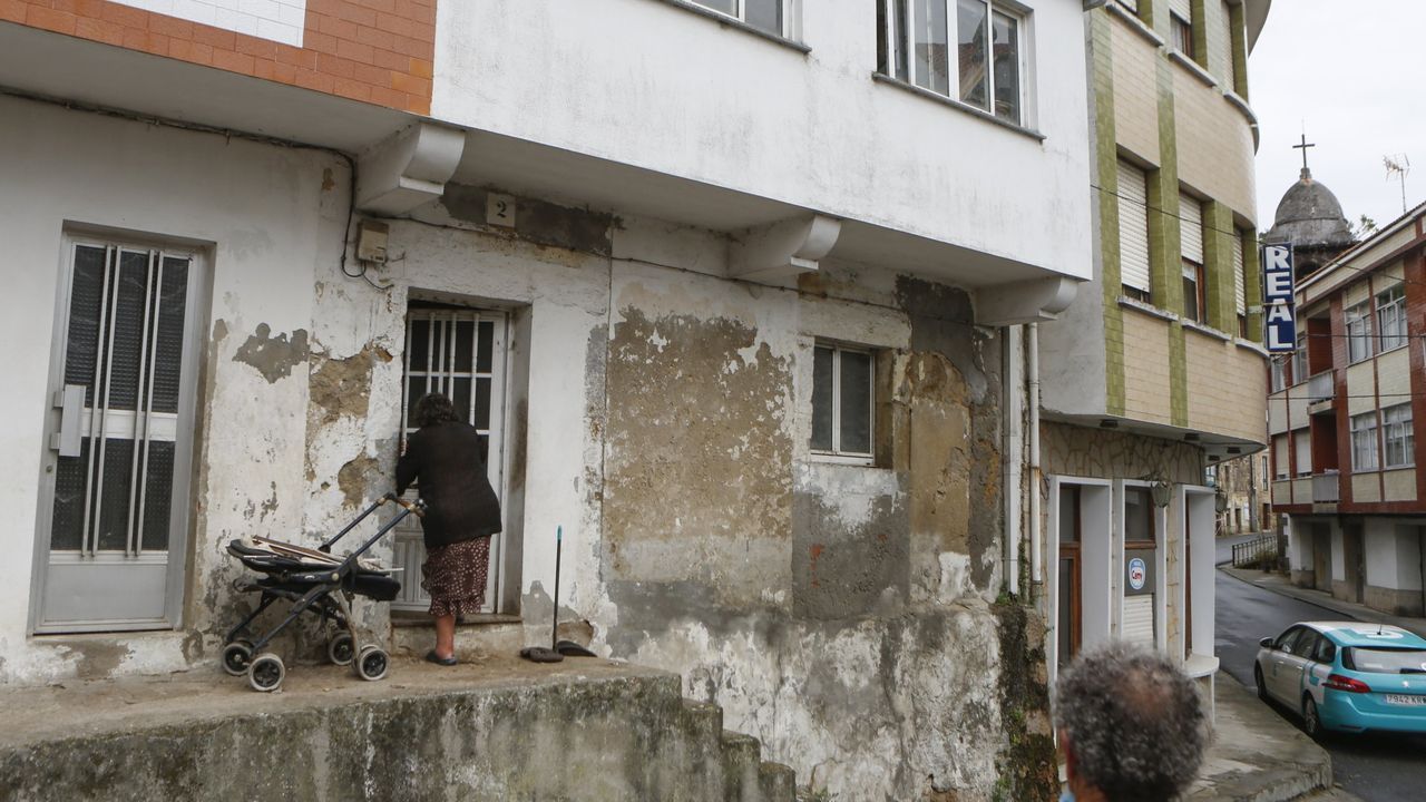 El número borrado que impide a Aymen, de 13 años, volver con su madre.Casa de A Graña en la que habitaban los dos hermanos.
