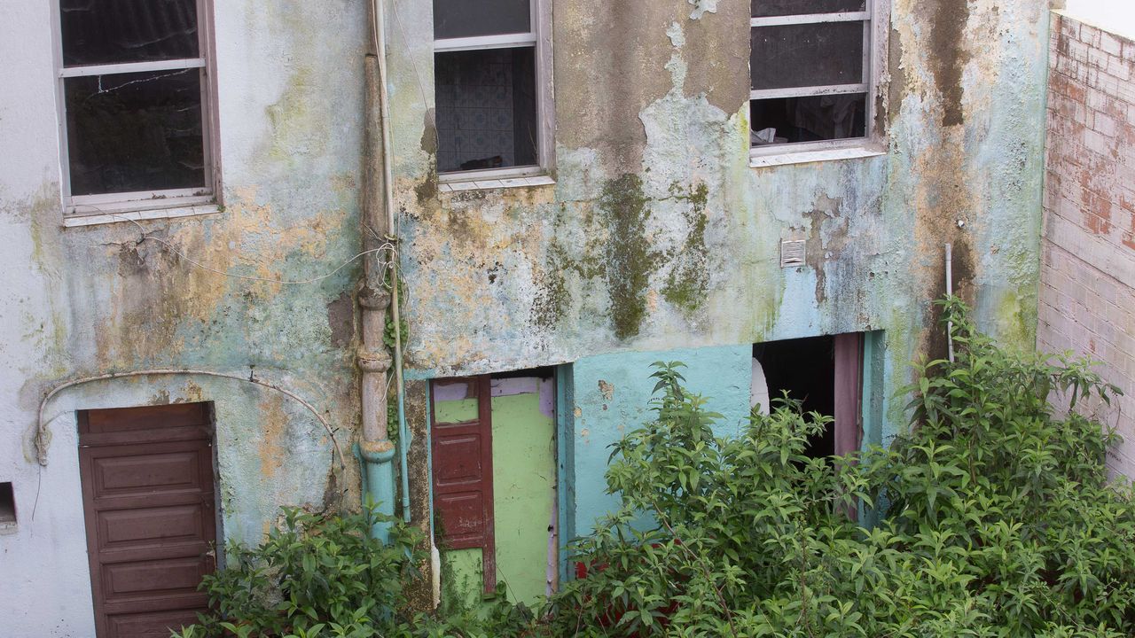Terrazas llenas en el primer d�a de la primavera gallega.As� es la casa que se subasta desde un c�ntimo en Lugo