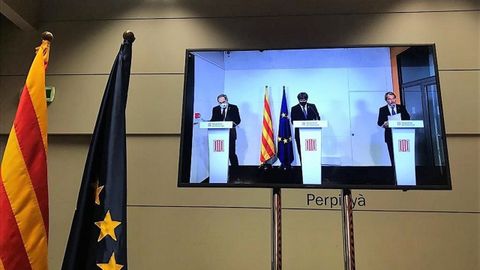 Los expresidentes de la Generalitat Quim Torra, Carles Puigdemont y Artur Mas, hoy en una rueda de prensa conjunta en la Casa de la Generalitat en Perpignan (Francia) 