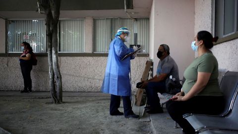 Un trabajador de la salud habla con un hombre antes de recolectar muestras de hisopos para analizar la enfermedad por coronavirus en un hospital pblico, en Monterrey, Mxico