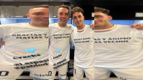 Pablo Dur�n y Iago Aspas, con las camisetas de apoyo al exjugador del Celta Mat�as Vecino.