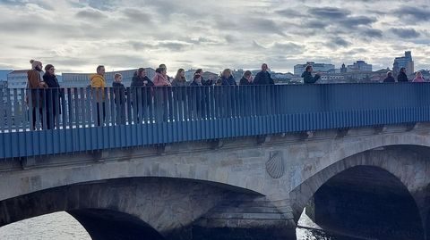 Familiares y amigos presenciaron el homenaje en el puente de O Burgo. 