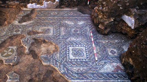 Parte del mosaico recuperado en la casa romana de La Estaca donde se observa el tamaño comparado con un jalón rojo y blanco de un metro