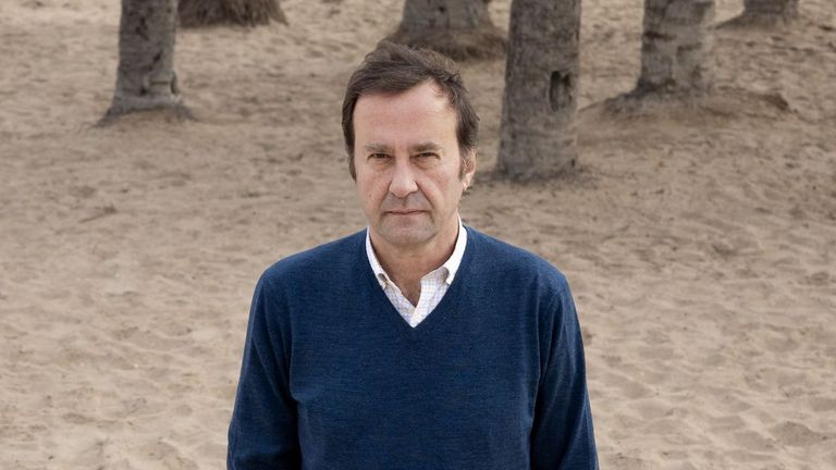 Marcos Giralt Torrente, entre los cincos finalistas del premio AENA de un millón de euros con «Los ilusionistas»