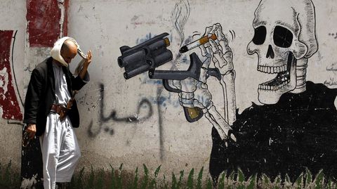 Un hombre camina junto a un grafitti antitabaco en San, Yemen, en el Da Mundial sin Tabaco. 