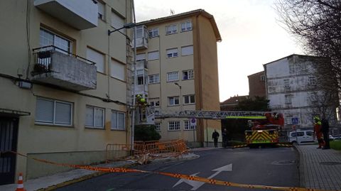 Intervención de los Bomberos de Santiago la mañana del sábado en la calle de Canfranc