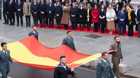 Varios militares portan la bandera nacional durante el acto institucional ante el Congreso de los Diputados