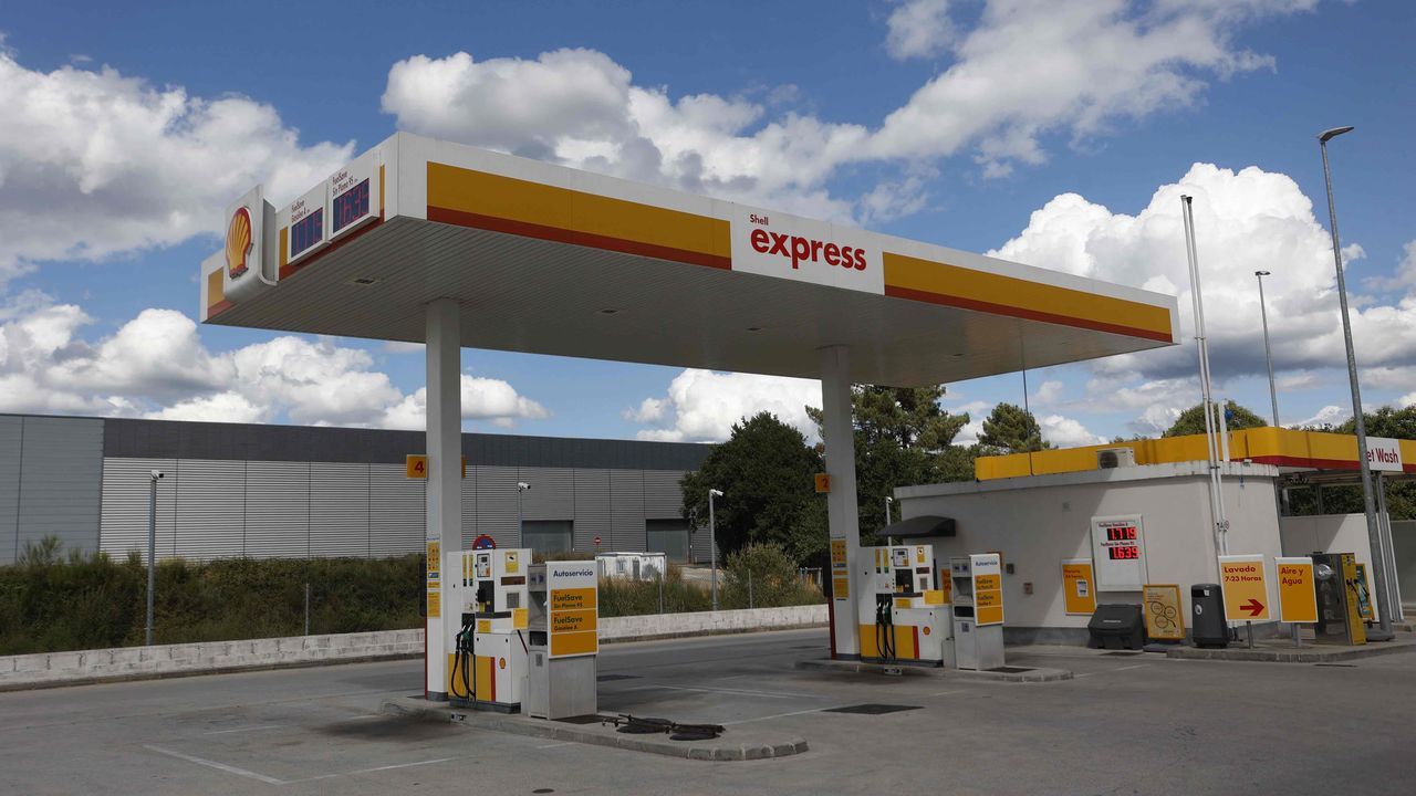 Los precios de las estaciones de servicio �low-cost� est�n cada vez m�s alejados de los de las gasolineras tradicionales. Una de las m�s econ�micas en el municipio de Lugo es la Shell ubicada en el pol�gono do Ceao, en la que la gasolina cuesta 1,639 euros por litro.