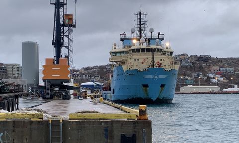 El buque Nexus a su llegada al puerto de Saint John con dos cuerpos recuperados tras el naufragio del Villa de Pitanxo